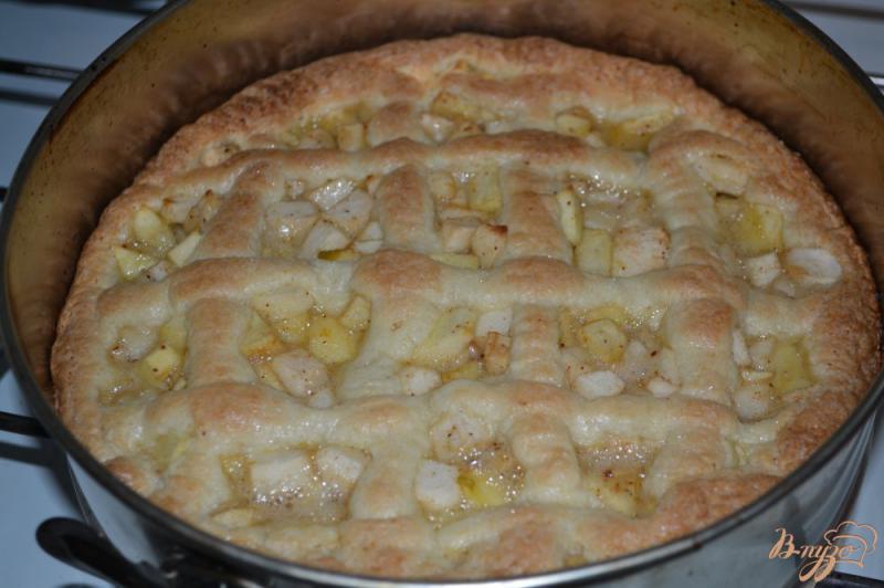 Фото приготовление рецепта: Песочный пирог с яблоками и корицей шаг №10
