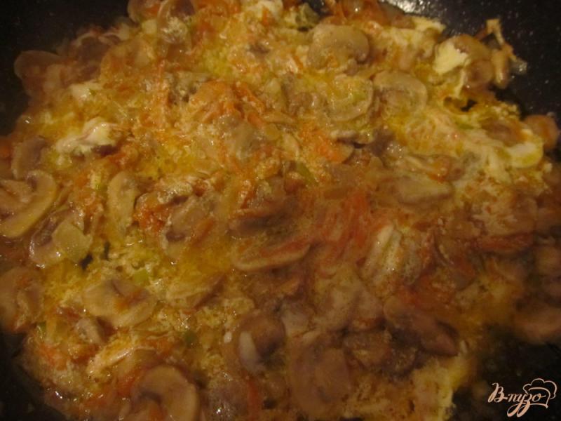 Фото приготовление рецепта: Сырный суп с грибочками шаг №4
