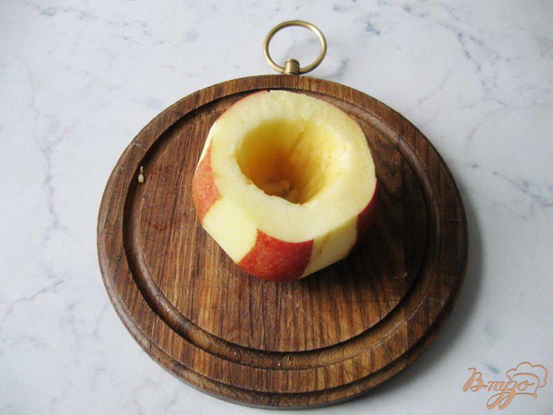 Фото приготовление рецепта: Яблоки запеченные с орехом и изюмом. шаг №6