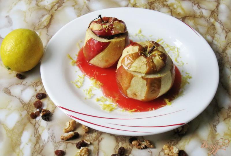 Фото приготовление рецепта: Яблоки запеченные с орехом и изюмом. шаг №11