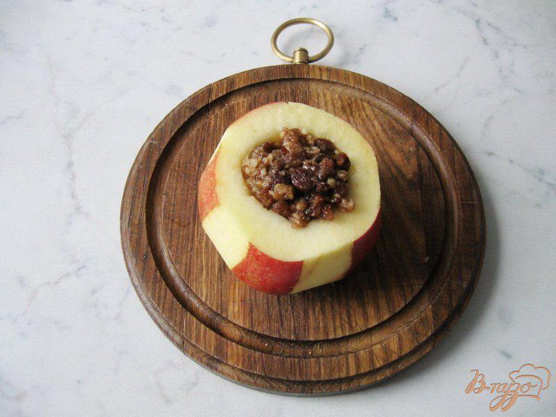 Фото приготовление рецепта: Яблоки запеченные с орехом и изюмом. шаг №7
