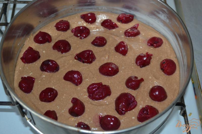 Фото приготовление рецепта: Шоколадный кекс с вишней шаг №9