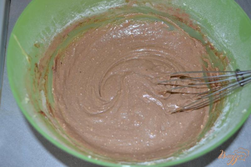 Фото приготовление рецепта: Шоколадный кекс с вишней шаг №6