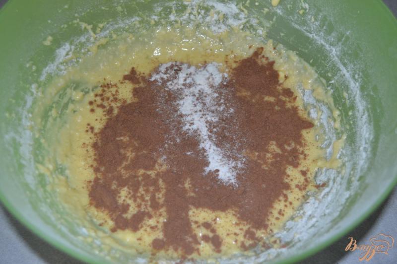 Фото приготовление рецепта: Шоколадный кекс с вишней шаг №5