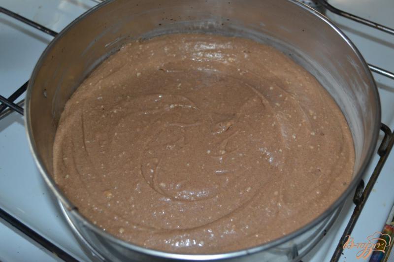 Фото приготовление рецепта: Шоколадный кекс с вишней шаг №8