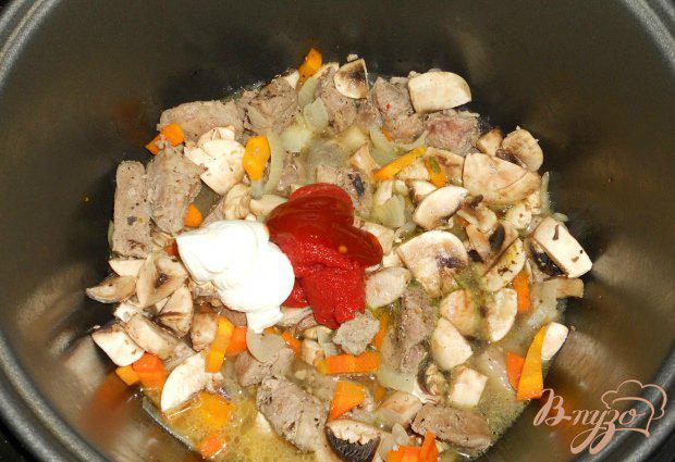 Фото приготовление рецепта: Подлива из свинины с грибами в мультиварке шаг №4