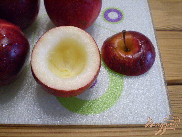 Фото приготовление рецепта: Яблоки запеченные с творогом и орехами шаг №5