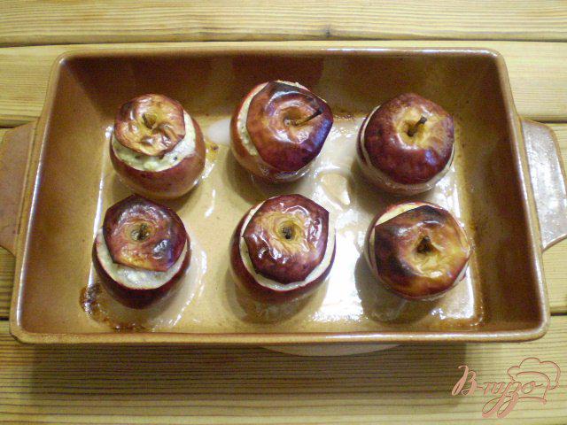 Фото приготовление рецепта: Яблоки запеченные с творогом и орехами шаг №8