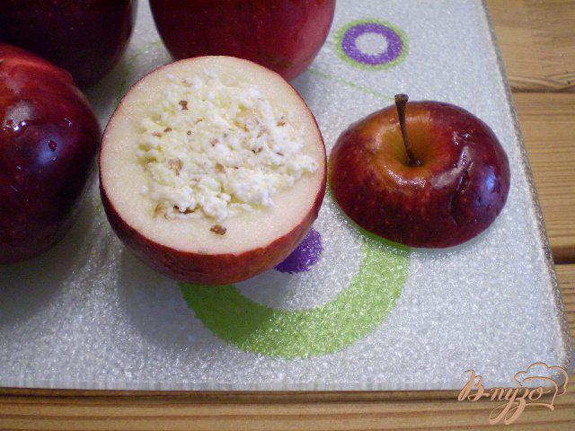 Фото приготовление рецепта: Яблоки запеченные с творогом и орехами шаг №6