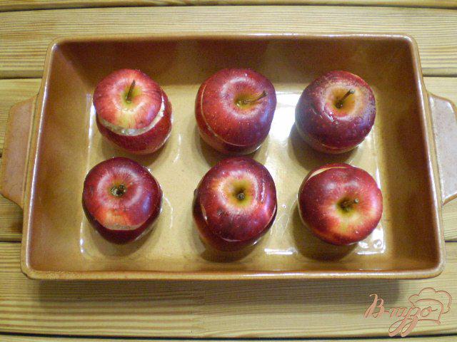 Фото приготовление рецепта: Яблоки запеченные с творогом и орехами шаг №7