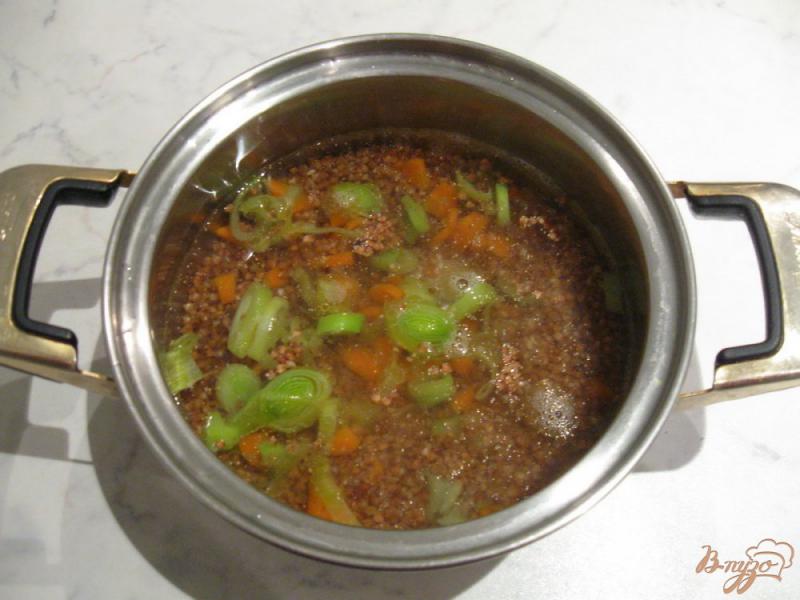 Фото приготовление рецепта: Гречневая каша с луком-пореем и морковью шаг №5