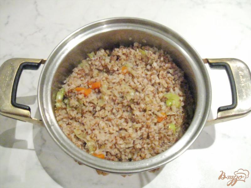 Фото приготовление рецепта: Гречневая каша с луком-пореем и морковью шаг №6