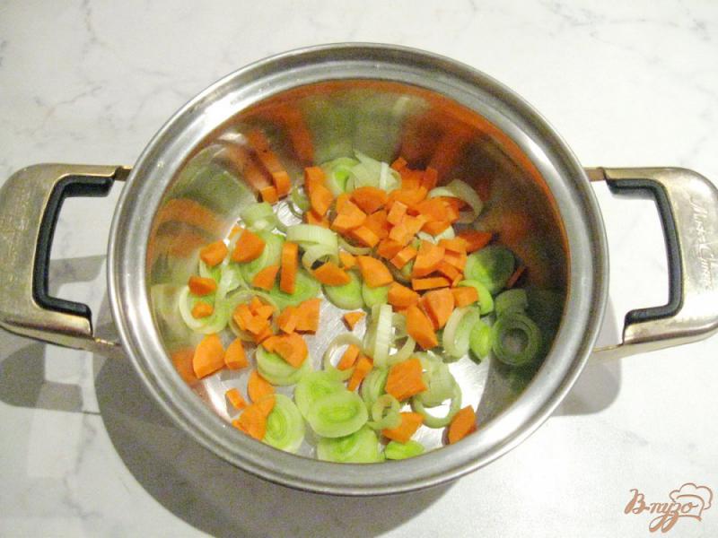 Фото приготовление рецепта: Гречневая каша с луком-пореем и морковью шаг №2