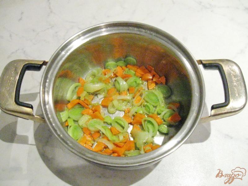 Фото приготовление рецепта: Гречневая каша с луком-пореем и морковью шаг №3