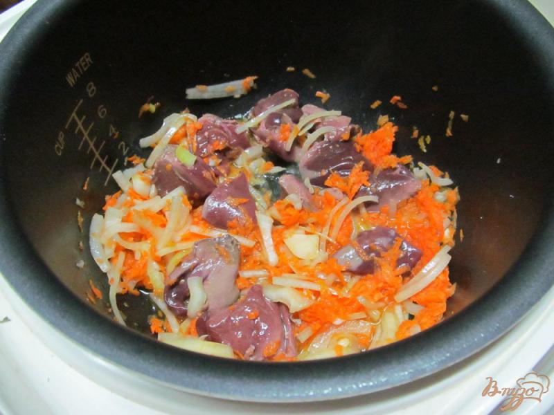 Фото приготовление рецепта: Куриная печень с фасолью и перловой кашей в сметане шаг №3