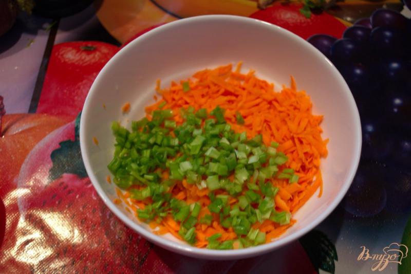 Фото приготовление рецепта: Морковный салат с тертым сыром шаг №3