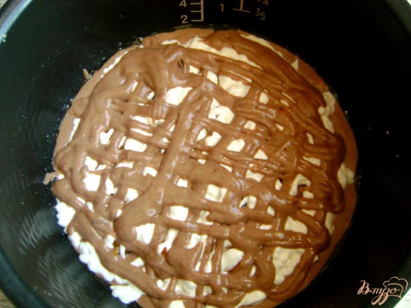 Фото приготовление рецепта: Шоколадно-творожный пирог с хурмой шаг №10