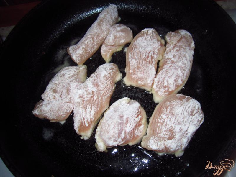 Фото приготовление рецепта: Куриное филе с соусом из киви шаг №2