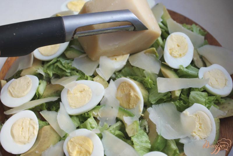 Фото приготовление рецепта: Салат с авокадо и перепелиными яйцами шаг №4