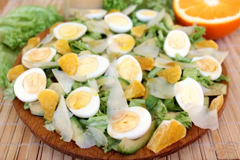 Фото приготовление рецепта: Салат с авокадо и перепелиными яйцами шаг №7