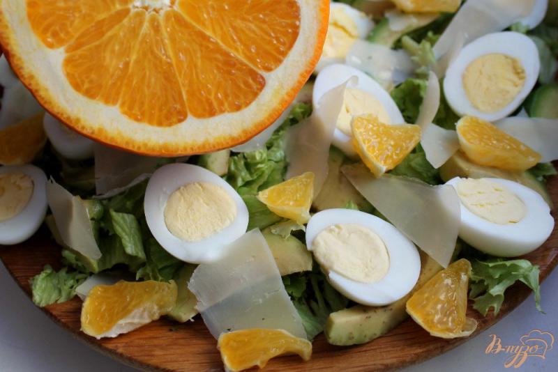 Фото приготовление рецепта: Салат с авокадо и перепелиными яйцами шаг №5