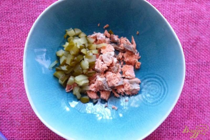 Фото приготовление рецепта: Салат из красной рыбы и сухариков шаг №2
