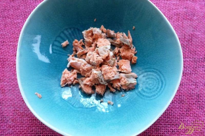 Фото приготовление рецепта: Салат из красной рыбы и сухариков шаг №1