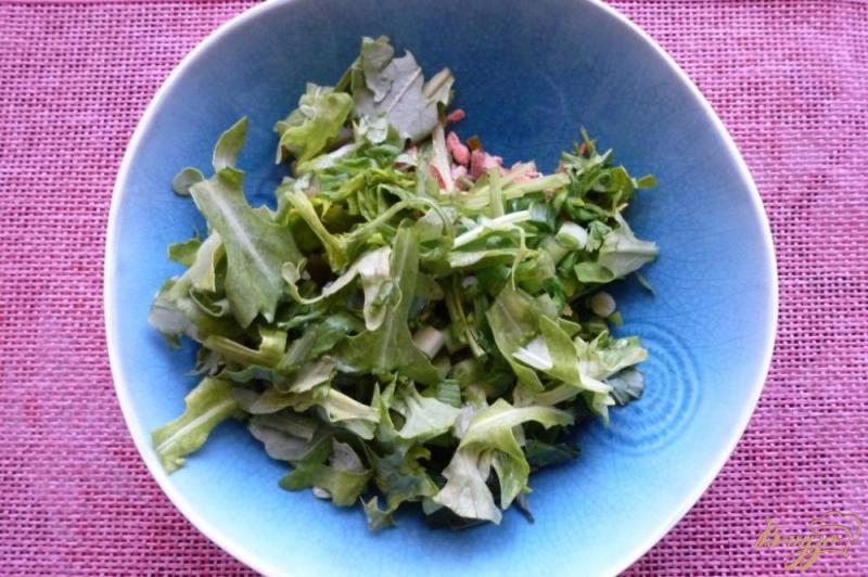 Фото приготовление рецепта: Салат из красной рыбы и сухариков шаг №3