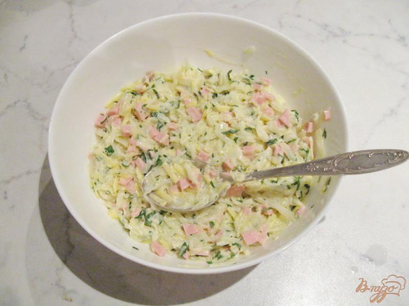 Фото приготовление рецепта: Оладьи из капусты с колбасой и сыром шаг №7