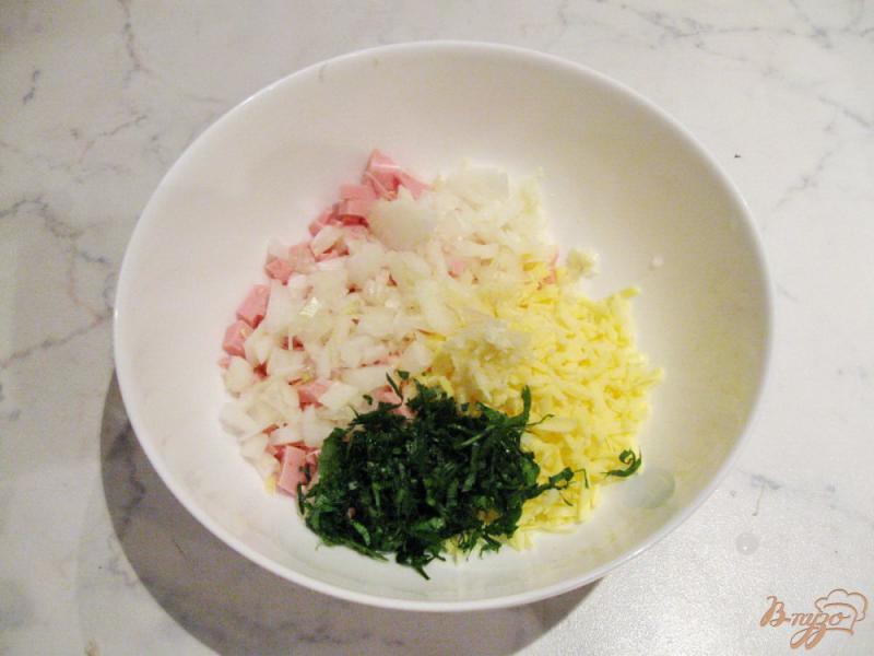 Фото приготовление рецепта: Оладьи из капусты с колбасой и сыром шаг №4