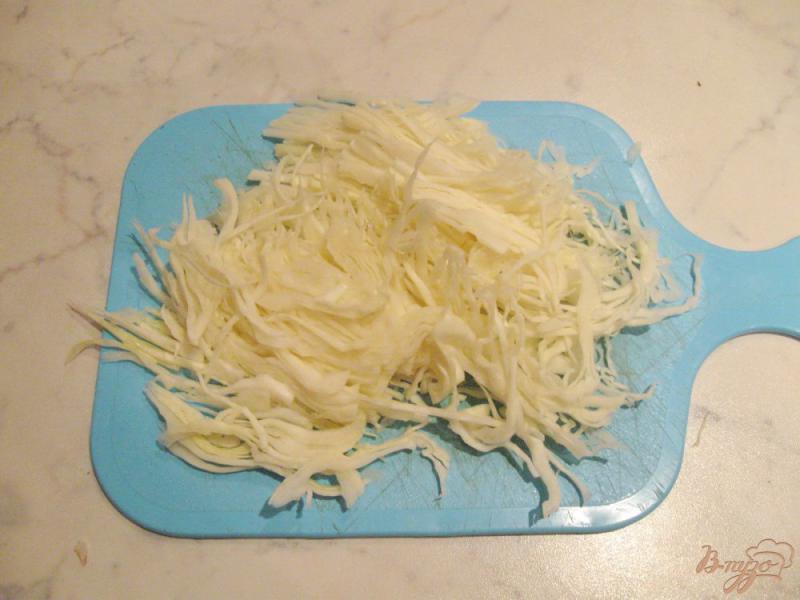 Фото приготовление рецепта: Оладьи из капусты с колбасой и сыром шаг №2