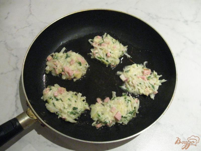 Фото приготовление рецепта: Оладьи из капусты с колбасой и сыром шаг №8