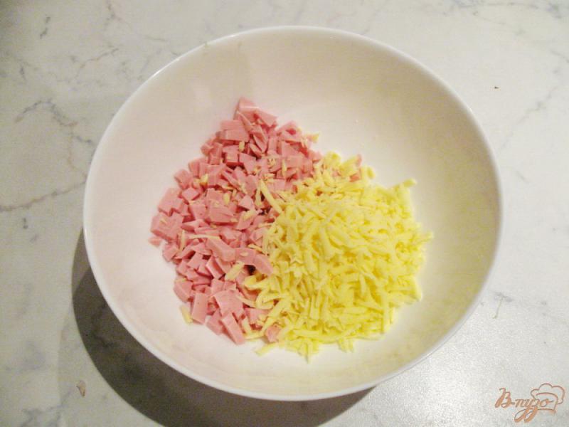 Фото приготовление рецепта: Оладьи из капусты с колбасой и сыром шаг №3