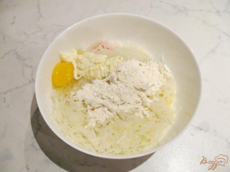 Фото приготовление рецепта: Оладьи из капусты с колбасой и сыром шаг №6