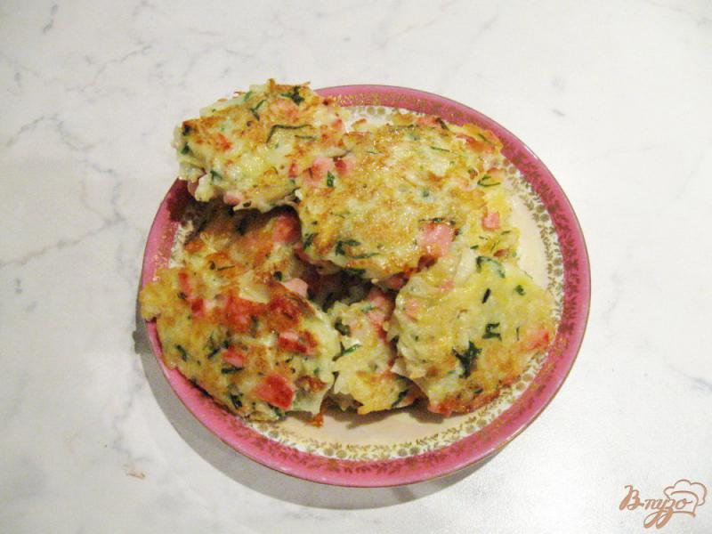 Фото приготовление рецепта: Оладьи из капусты с колбасой и сыром шаг №9