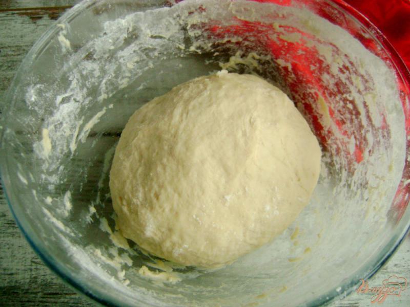 Фото приготовление рецепта: Печеные пирожки с картофелем и колбасой шаг №3