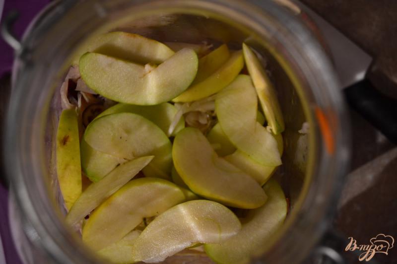 Фото приготовление рецепта: Квашеная капуста с яблоками и клюквой шаг №3
