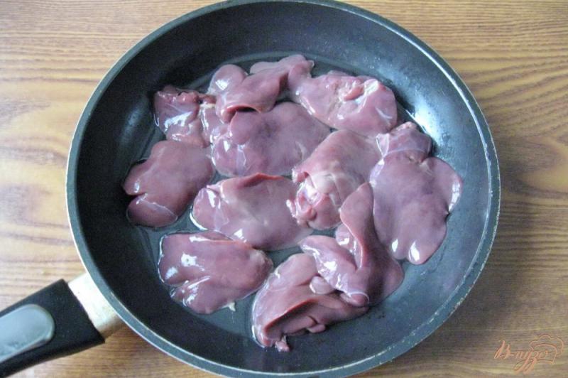 Фото приготовление рецепта: Закусочный крем из куриной печени и грибов шаг №2