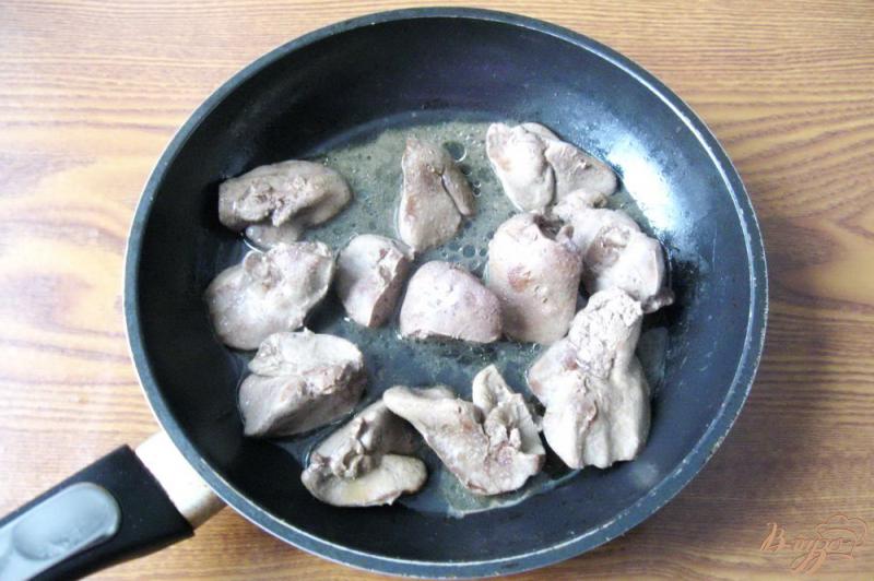 Фото приготовление рецепта: Закусочный крем из куриной печени и грибов шаг №3