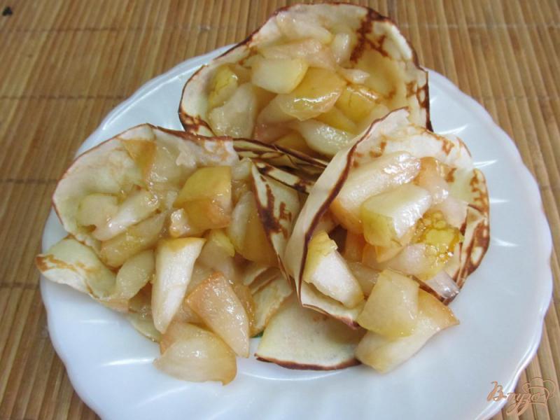Фото приготовление рецепта: Блинчики на молоке и сливочном масле с яблочной начинкой шаг №11