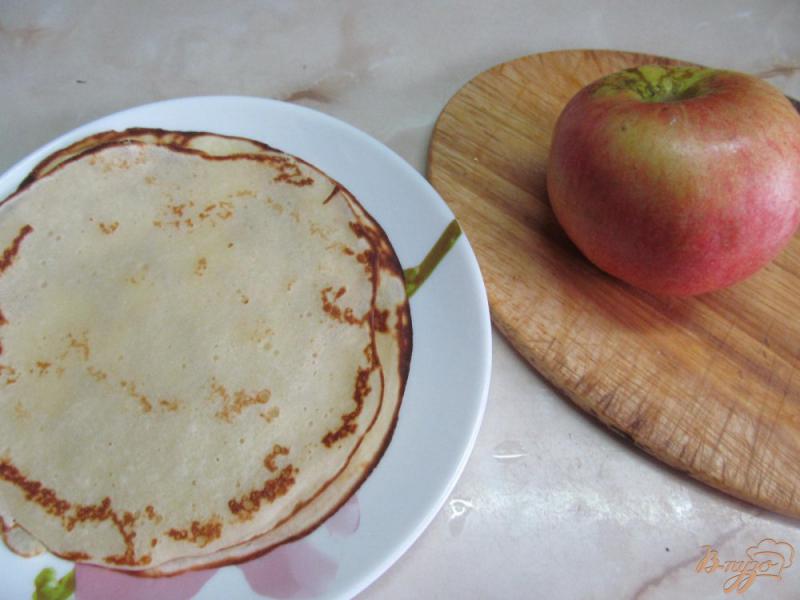 Фото приготовление рецепта: Блинчики на молоке и сливочном масле с яблочной начинкой шаг №6