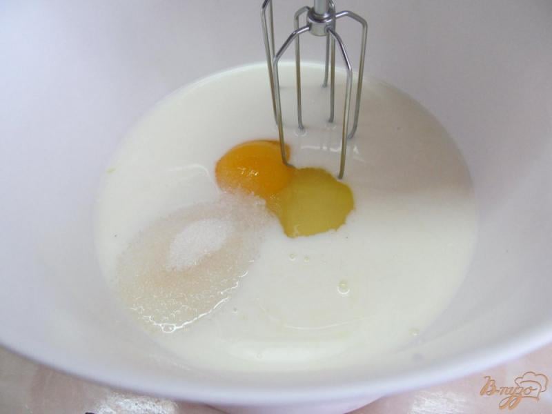 Фото приготовление рецепта: Блинчики на молоке и сливочном масле с яблочной начинкой шаг №2