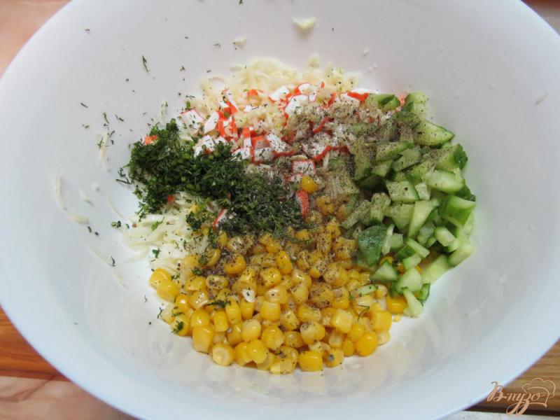 Фото приготовление рецепта: Салат из капусты, огурца, кукурузы и крабовых палочек шаг №5