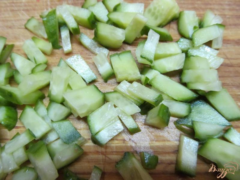 Фото приготовление рецепта: Салат из капусты, огурца, кукурузы и крабовых палочек шаг №3