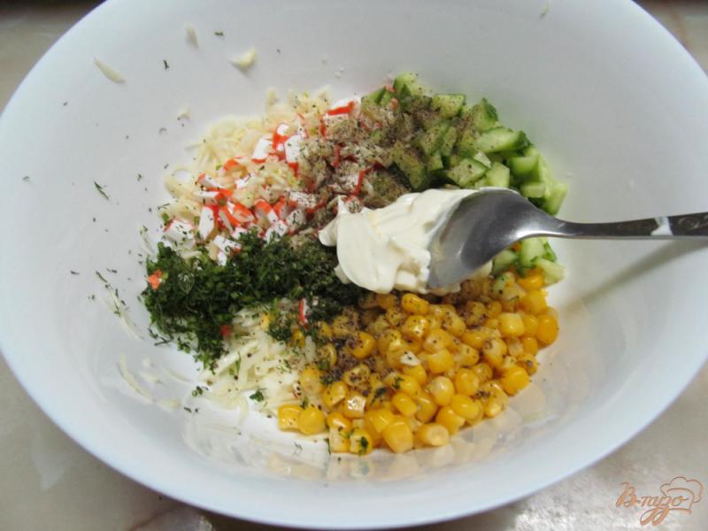 Фото приготовление рецепта: Салат из капусты, огурца, кукурузы и крабовых палочек шаг №6