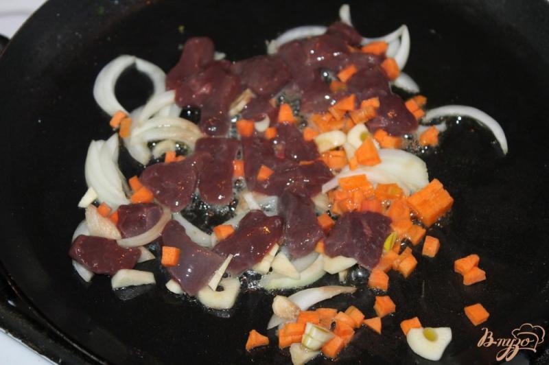 Фото приготовление рецепта: Гречка запеченная с свиной печенью в горшочке шаг №3