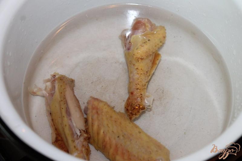 Фото приготовление рецепта: Куриный супчик с вермишелью и яйцом шаг №3