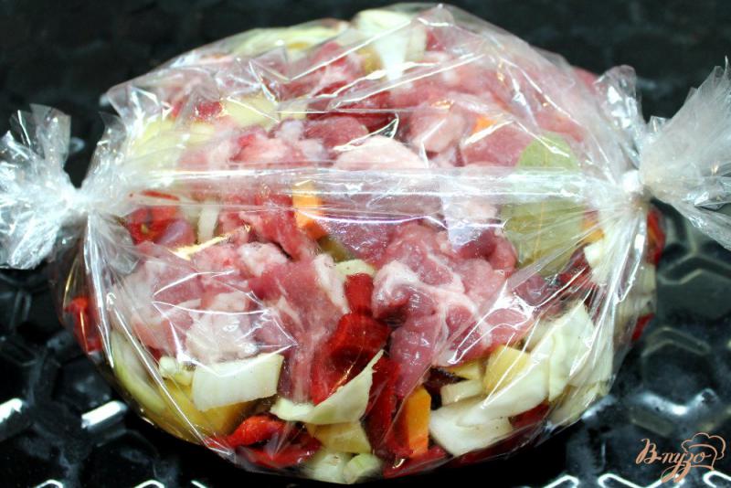 Фото приготовление рецепта: Свинина с овощами в рукаве шаг №6