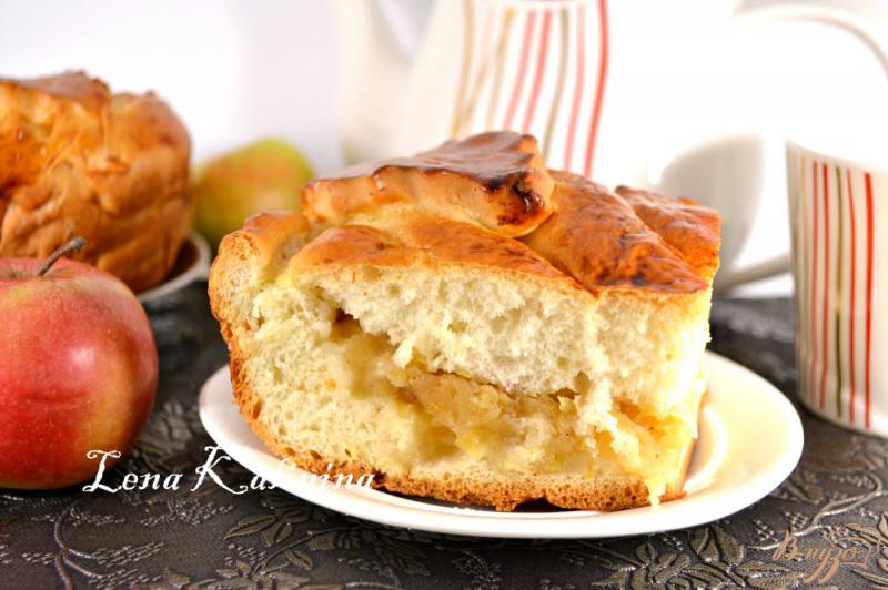 Фото приготовление рецепта: Яблочный пирог из дрожжевого теста шаг №7