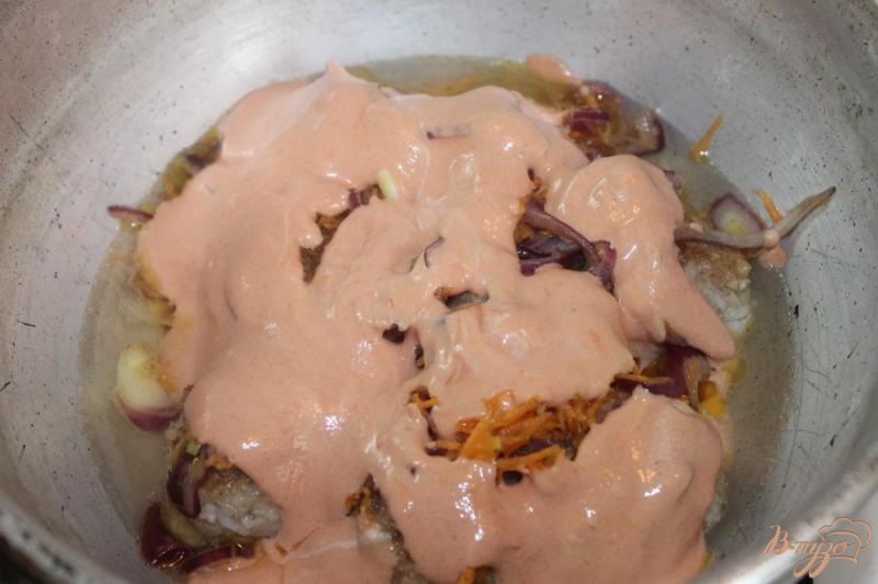 Фото приготовление рецепта: Тефтели в сметано - томатном соусе шаг №8